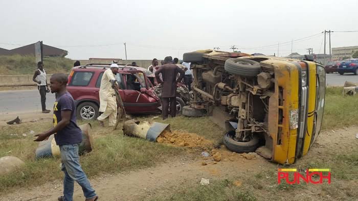 Breaking: In Ogun traffic accidents, one person dies and eleven escapes.