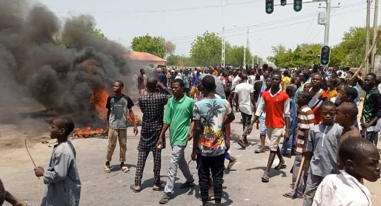 Shocking: Police React to an Enraged Mob Lynch Almajiri Who Beheaded a 6-Year-Old Boy in Kano