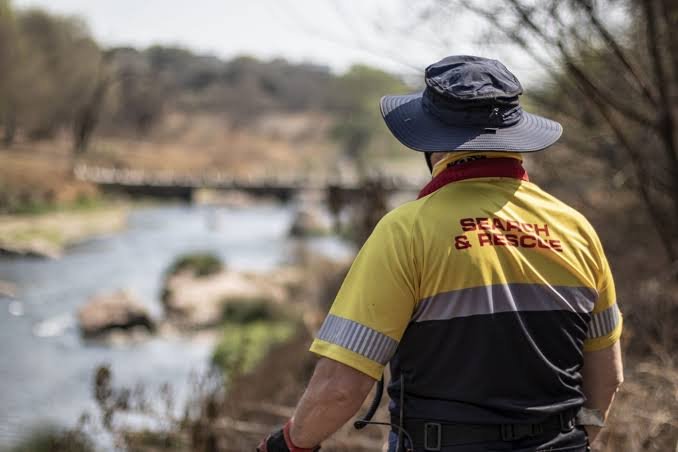 Tellement triste : les secours se sont précipités pour secourir un joueur de rugby français emporté par une vague en Afrique du Sud.