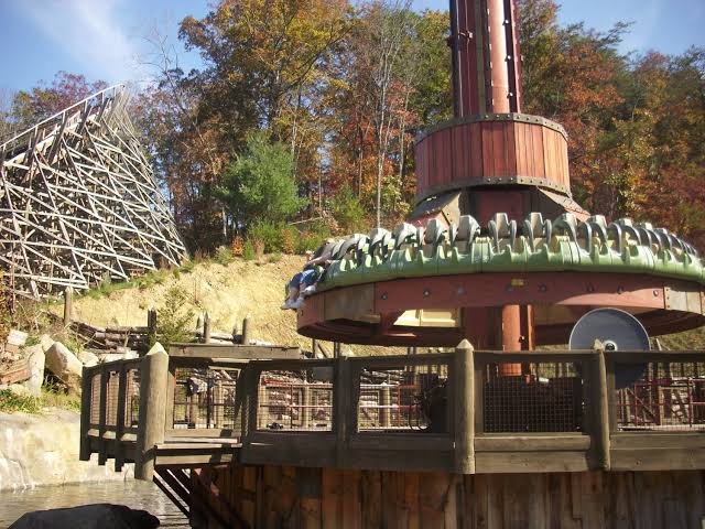 Dollywood Unveils Revolutionary ‘Smart Ride’ That Predicts Your Favorite Food Order Mid-Ride!