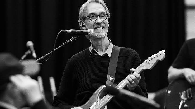 Heartbreaking: Mike Rutherford English Guitarist and bassist Just Died in a Car Crash…